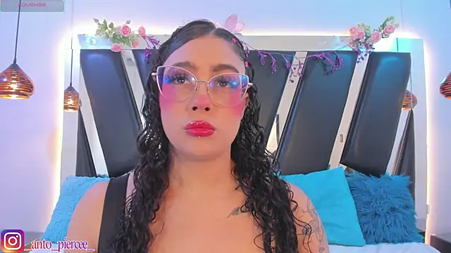 Snapshot of antonelllepiercee chatting on May 27, 11:29 am antonelllepiercee online show from May 27, 11:29 am