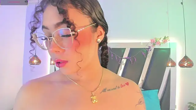 Snapshot of antonelllepiercee chatting on July 12, 11:34 am antonelllepiercee online show from July 12, 11:34 am