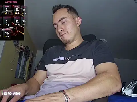 Snapshot of dragon1006 chatting on November 25, 2:33 am dragon1006 online show from November 25, 2:33 am