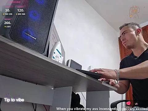 Snapshot of dragon1006 chatting on January 6, 5:11 am dragon1006 online show from January 6, 5:11 am