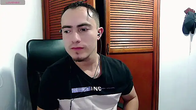 Snapshot of dragon1006 chatting on May 23, 5:01 am dragon1006 online show from May 23, 5:01 am