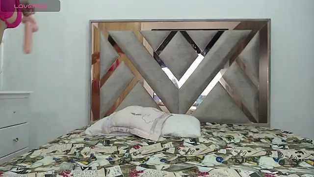 CorinaSmith28 online show from April 13, 9:31 pm