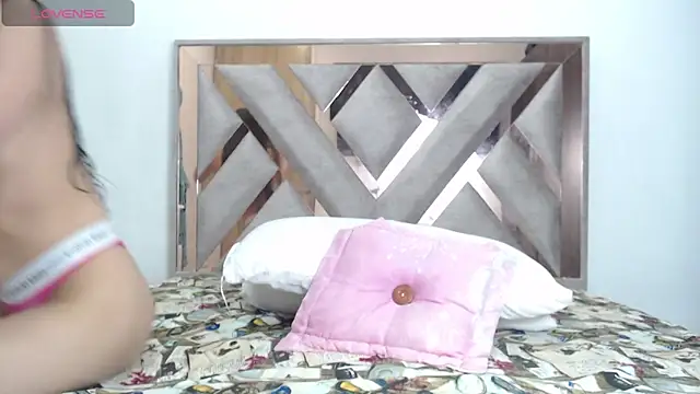 CorinaSmith28 online show from April 17, 10:02 pm