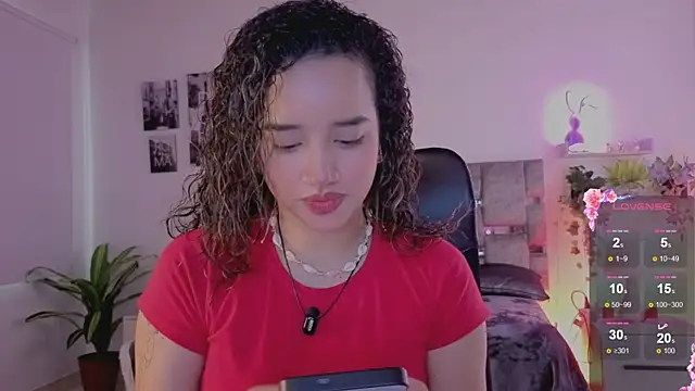Snapshot of emilyrouxe chatting on July 21, 3:47 pm emilyrouxe online show from July 21, 3:47 pm