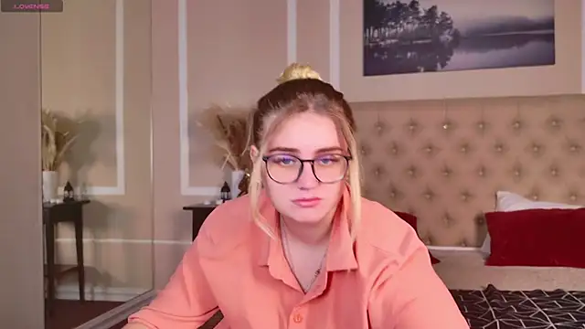 Snapshot of KarenLong chatting on December 2, 7:38 pm KarenLong online show from December 2, 7:38 pm