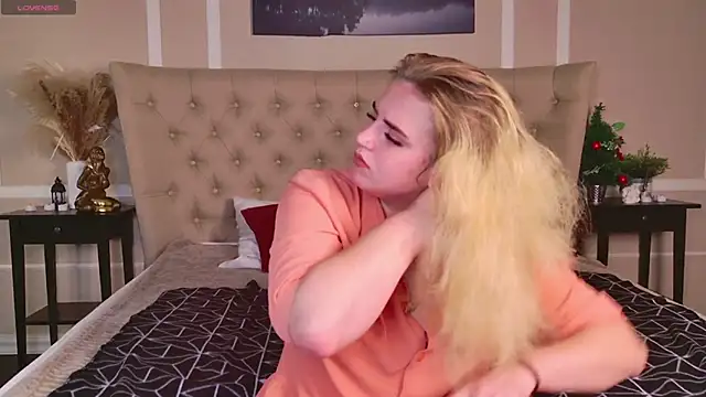 Snapshot of KarenLong chatting on December 3, 1:52 am KarenLong online show from December 3, 1:52 am