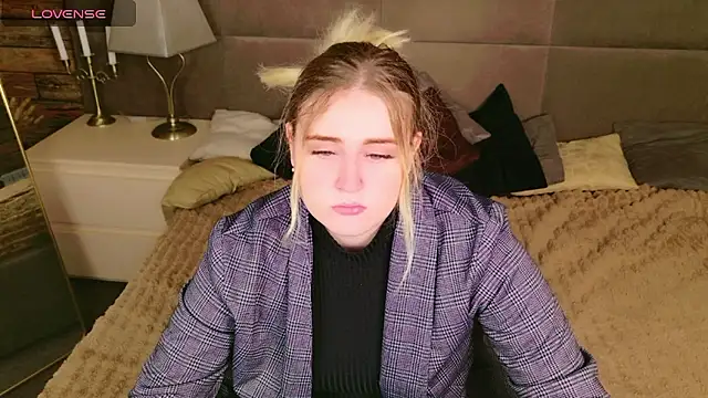 Snapshot of KarenLong chatting on December 4, 9:07 am KarenLong online show from December 4, 9:07 am