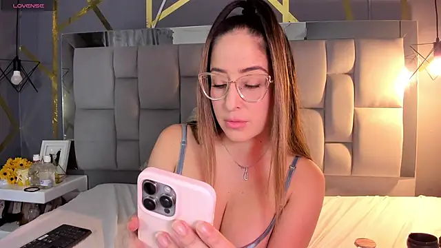 Snapshot of AliceSteel12 chatting on October 1, 11:11 pm AliceSteel12 online show from October 1, 11:11 pm