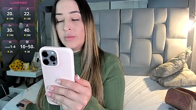 Snapshot of AliceSteel12 chatting on October 24, 11:01 pm AliceSteel12 online show from October 24, 11:01 pm