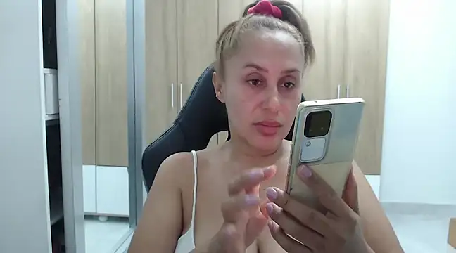 Snapshot of RoxanaLove9 chatting on December 24, 11:22 pm RoxanaLove9 online show from December 24, 11:22 pm