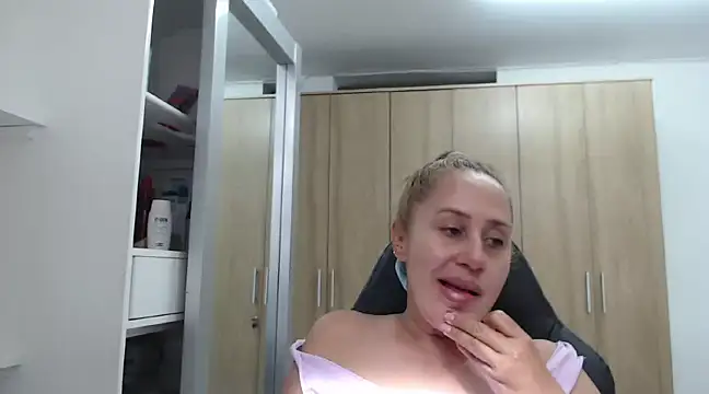 Snapshot of RoxanaLove9 chatting on January 5, 7:17 pm RoxanaLove9 online show from January 5, 7:17 pm