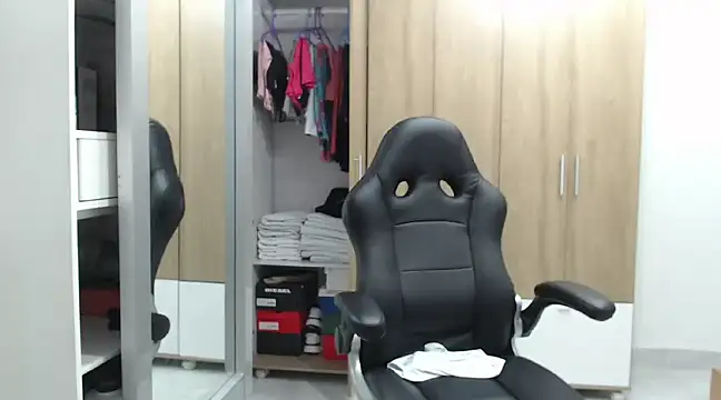 Snapshot of RoxanaLove9 chatting on January 28, 11:07 pm RoxanaLove9 online show from January 28, 11:07 pm