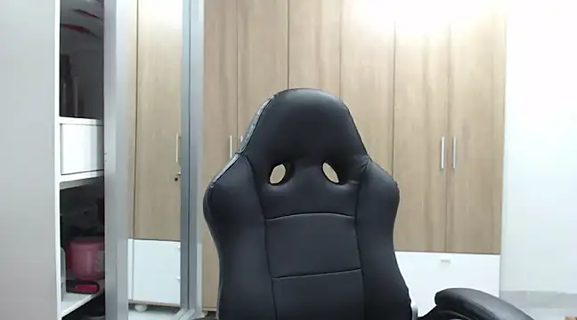 Snapshot of RoxanaLove9 chatting on February 11, 10:28 pm RoxanaLove9 online show from February 11, 10:28 pm