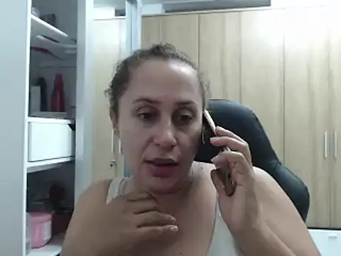 Snapshot of RoxanaLove9 chatting on February 14, 3:43 am RoxanaLove9 online show from February 14, 3:43 am