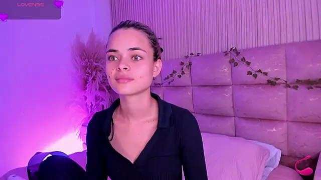 HannaRhodes online show from July 1, 2:40 pm