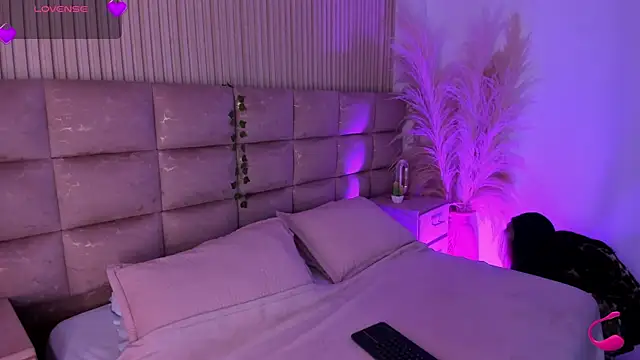 HannaRhodes online show from July 10, 2:52 pm