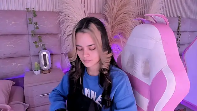 HannaRhodes online show from July 14, 2:12 pm