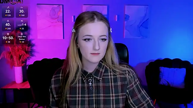 luna berryy online show from April 1, 8:06 pm