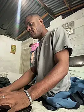 Snapshot of ElNegroRony chatting on December 31, 2:36 pm ElNegroRony online show from December 31, 2:36 pm