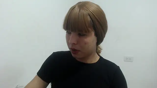 Snapshot of estefania224 chatting on May 22, 12:18 am estefania224 online show from May 22, 12:18 am