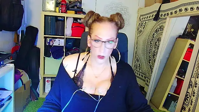 Snapshot of MaxiEmily chatting on February 10, 12:41 am MaxiEmily online show from February 10, 12:41 am