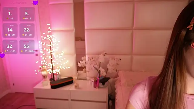 Lilly Colins online show from April 3, 7:45 pm