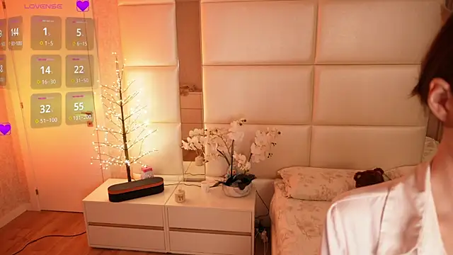 Lilly Colins online show from April 13, 7:41 pm