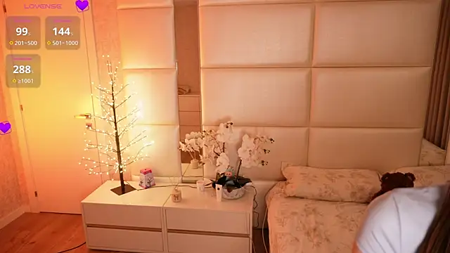 Snapshot of Lilly_Colins chatting on April 20, 7:59 pm Lilly Colins online show from April 20, 7:59 pm