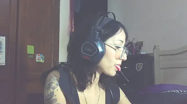 Snapshot of HighLilith chatting on February 1, 5:28 am HighLilith online show from February 1, 5:28 am