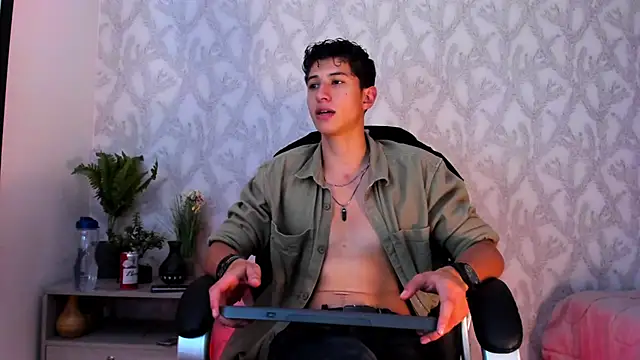 Snapshot of Dorianmistery2322_ chatting on December 17, 10:23 am Dorianmistery2322  online show from December 17, 10:23 am