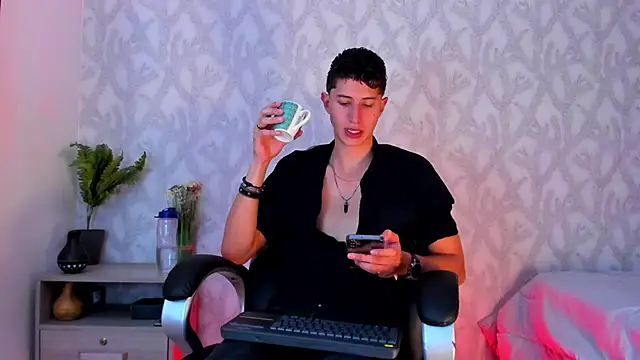 Snapshot of Dorianmistery2322_ chatting on January 22, 7:25 am Dorianmistery2322  online show from January 22, 7:25 am