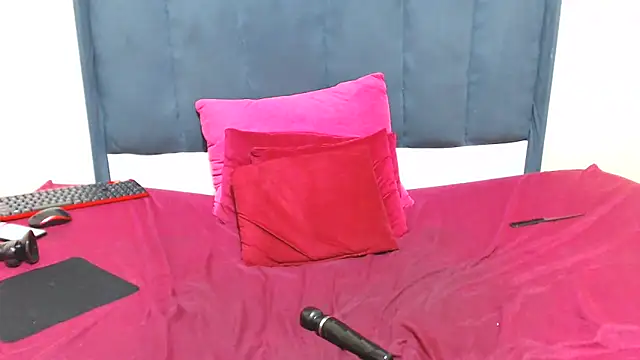 Snapshot of kittykhloe22 chatting on March 3, 8:43 pm kittykhloe22 online show from March 3, 8:43 pm