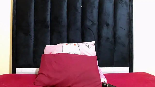 Snapshot of kittykhloe22 chatting on February 19, 8:38 pm kittykhloe22 online show from February 19, 8:38 pm