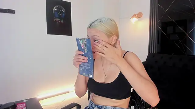 miacarperr1 online show from February 12, 8:26 pm