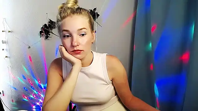 Snapshot of Queen_ofLove chatting on May 24, 11:04 am Queen ofLove online show from May 24, 11:04 am