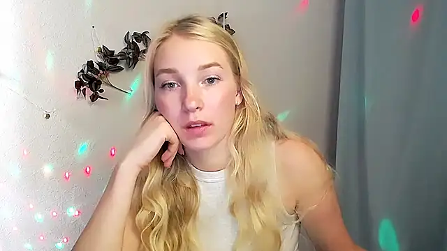 Snapshot of Queen_ofLove chatting on May 27, 8:44 am Queen ofLove online show from May 27, 8:44 am
