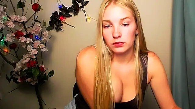 Snapshot of Queen_ofLove chatting on June 10, 7:24 pm Queen ofLove online show from June 10, 7:24 pm