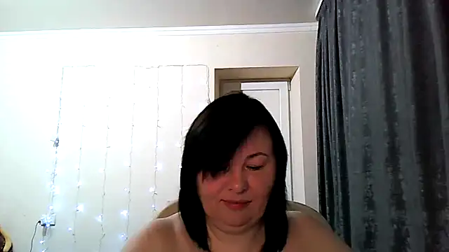 Snapshot of EmiliaLooo chatting on February 27, 4:01 am EmiliaLooo online show from February 27, 4:01 am