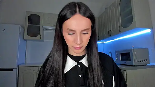 Kim Oberlin  online show from February 6, 6:11 pm