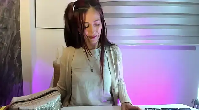 Snapshot of catt_evans1 chatting on December 7, 11:12 pm catt evans1 online show from December 7, 11:12 pm