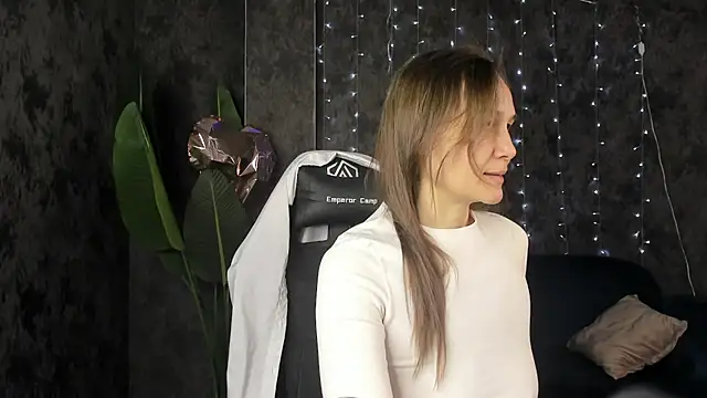 Lillian White online show from March 25, 1:00 am