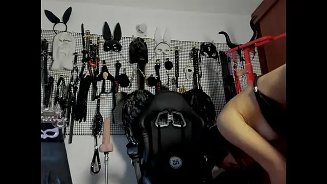 Snapshot of Evil_sammy chatting on May 29, 7:45 pm Evil sammy online show from May 29, 7:45 pm