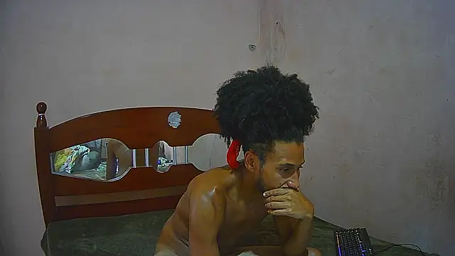 Snapshot of SkinnyLatinMan chatting on December 3, 11:22 am SkinnyLatinMan online show from December 3, 11:22 am