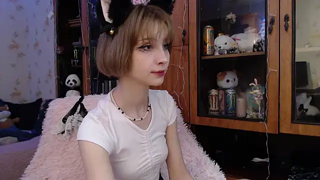 Snapshot of cloudgirrl chatting on February 15, 7:39 pm cloudgirrl online show from February 15, 7:39 pm