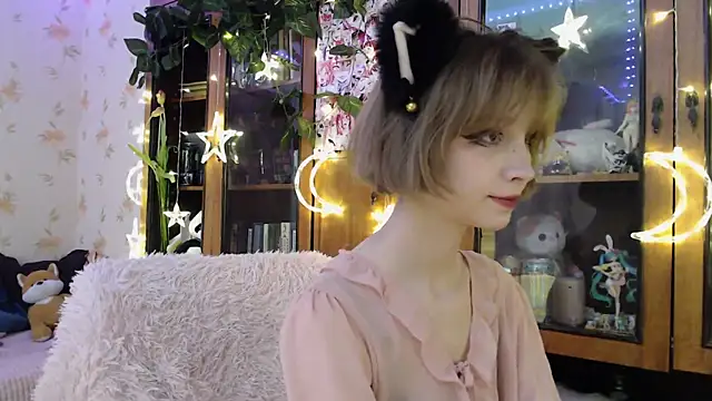 Snapshot of cloudgirrl chatting on March 12, 5:28 pm cloudgirrl online show from March 12, 5:28 pm