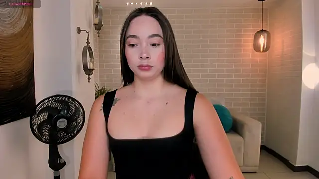 Snapshot of AlinaKravitz chatting on April 29, 6:25 pm AlinaKravitz online show from April 29, 6:25 pm