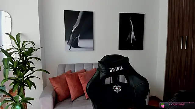 Snapshot of Emmy_petit chatting on December 13, 3:11 pm Emmy petit online show from December 13, 3:11 pm