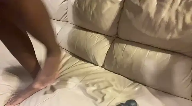 Snapshot of iveedie017 chatting on December 9, 9:05 pm iveedie017 online show from December 9, 9:05 pm