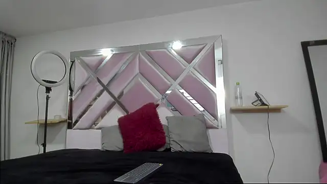 Snapshot of Violeett chatting on December 6, 3:52 am Violeett online show from December 6, 3:52 am