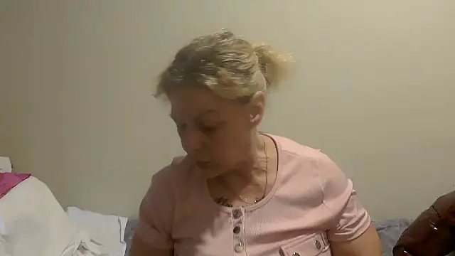 Snapshot of housewife_shantie chatting on October 5, 8:23 am housewife shantie online show from October 5, 8:23 am